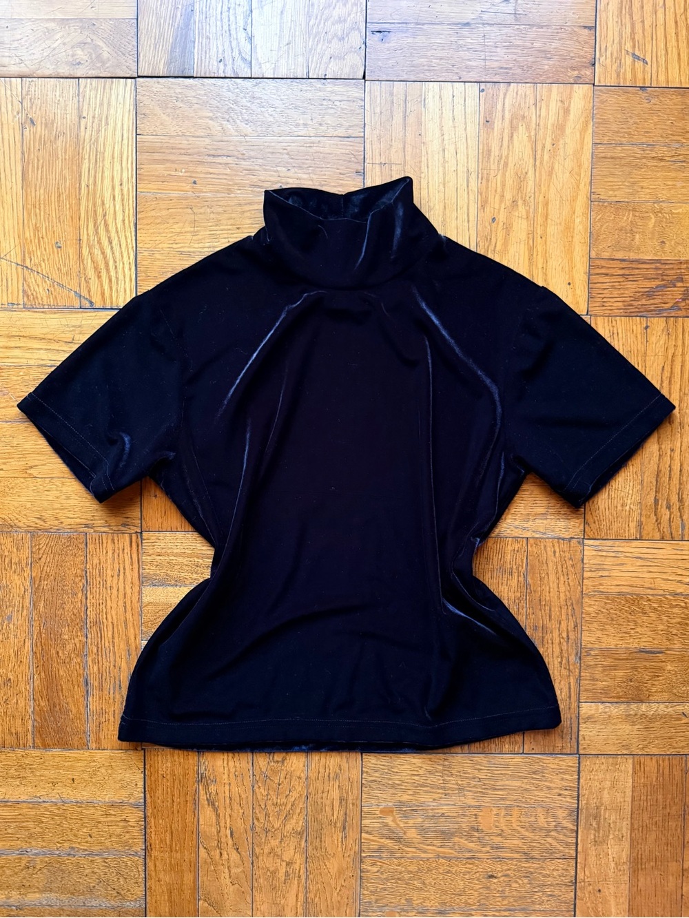 Women's Black velvet Short-Sleeve Mock Neck Top